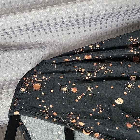 Torrid Skull and Key Peplum Flutter Sleeve Top Size 2 - Picture 4 of 6